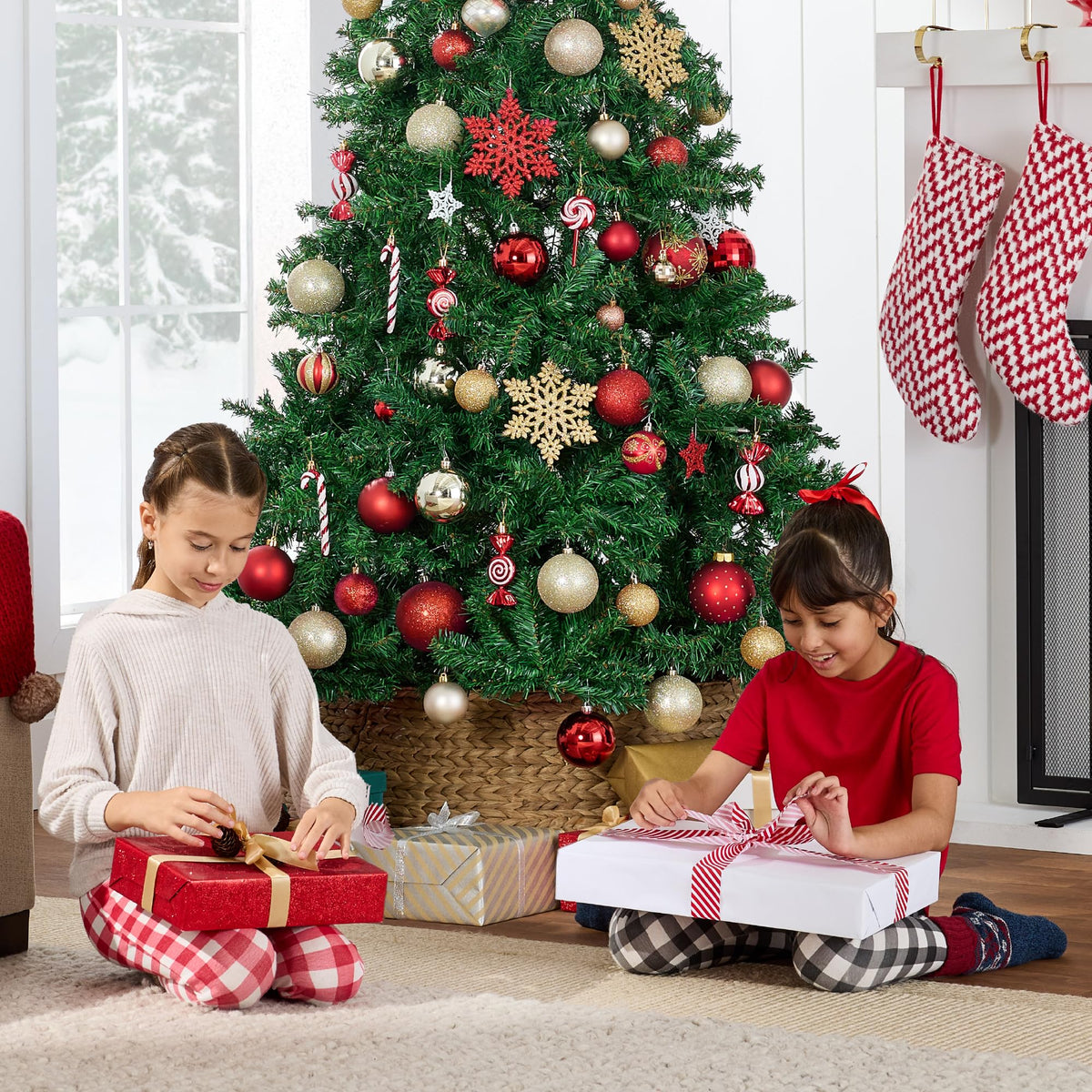 Christmas tree4.5ft Premium Unlit Pine Design, Dense Branches Realistic Holiday Décor w/Easy Assembly - Green